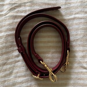 Cuyana Adjustable Pebble Leather Strap in Cherry 🍒